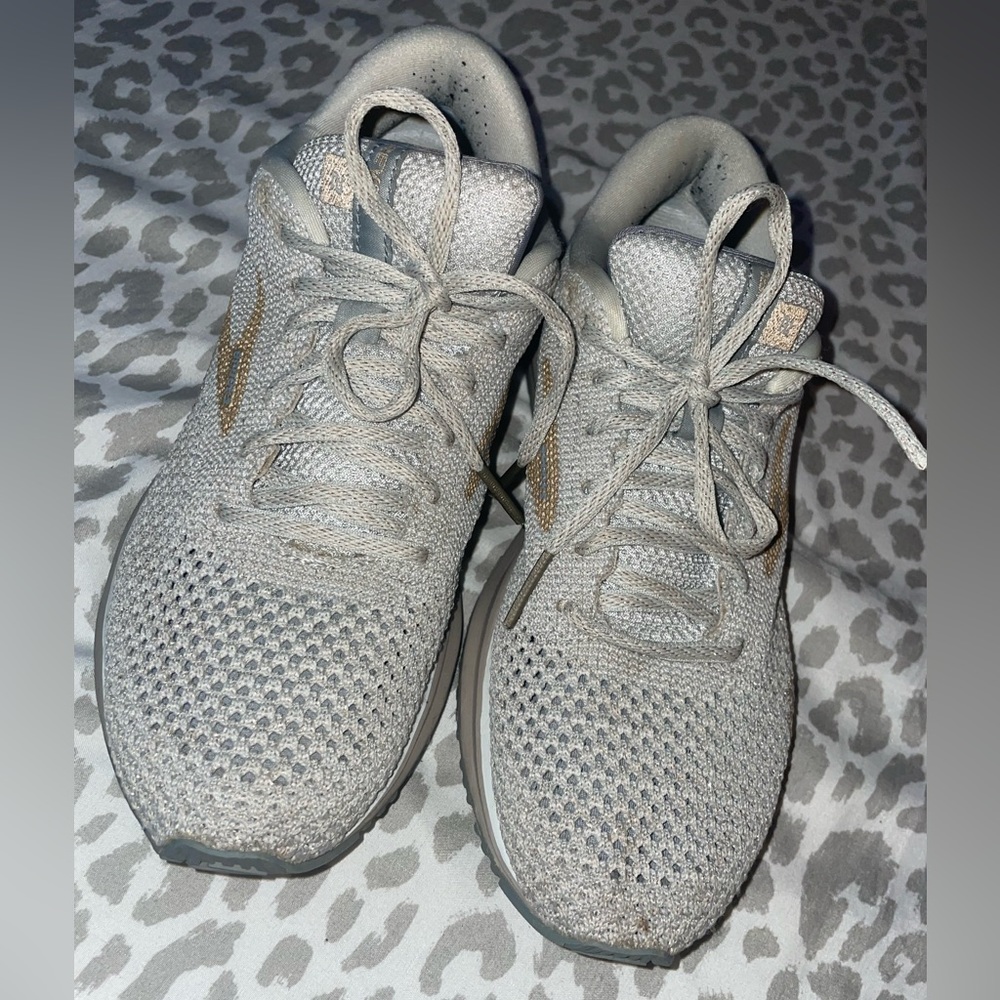 Brooks Tennis Shoes size 8.5